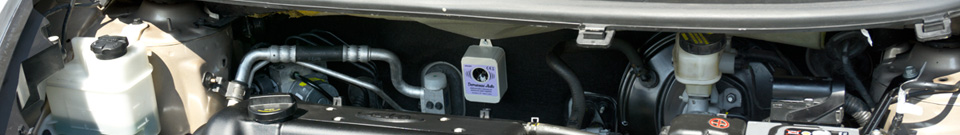 Umístění plašiče Deramax-Auto v prostoru motoru